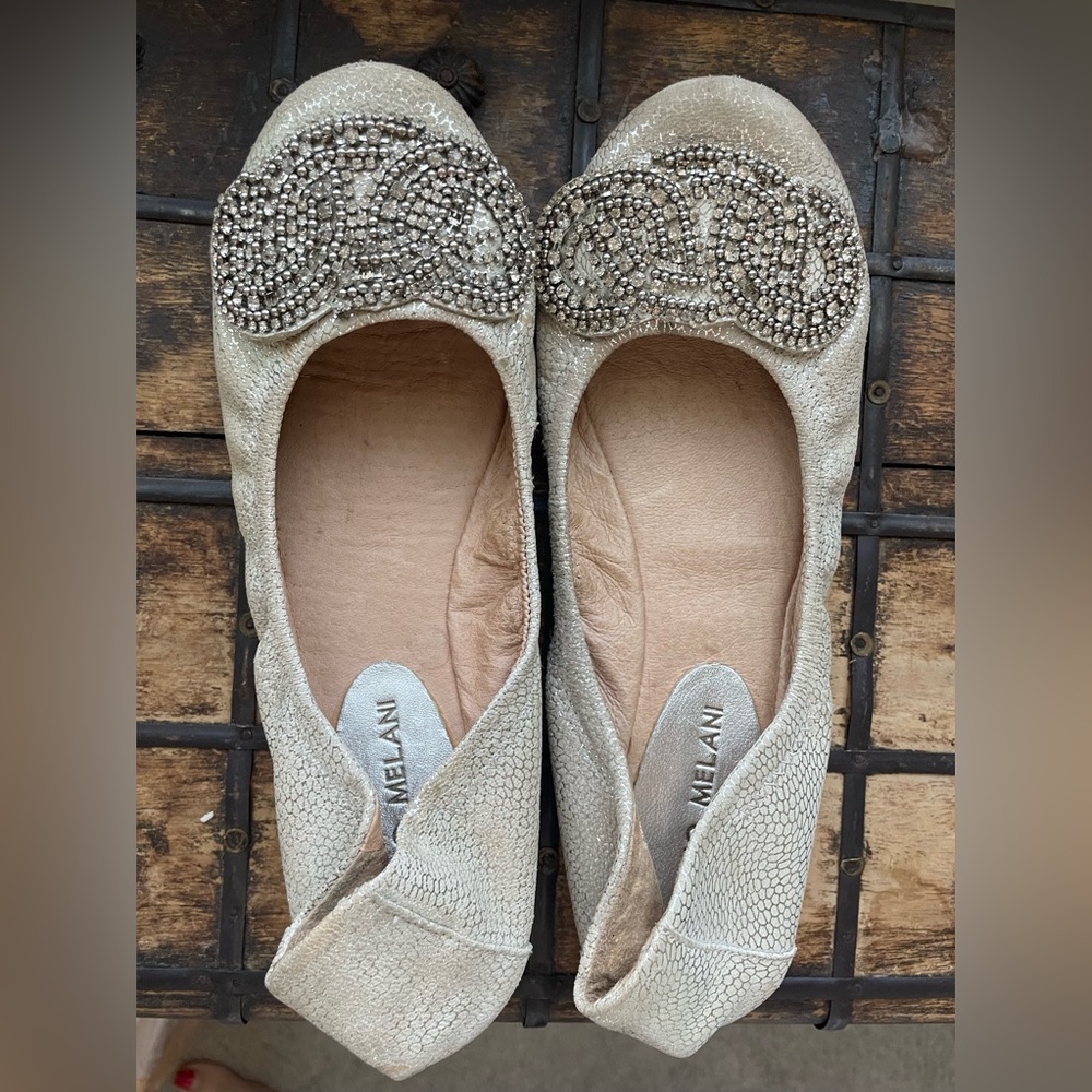Antonio Melani Size 6 Ballet Flat Cream With Rhinestone Embellishment